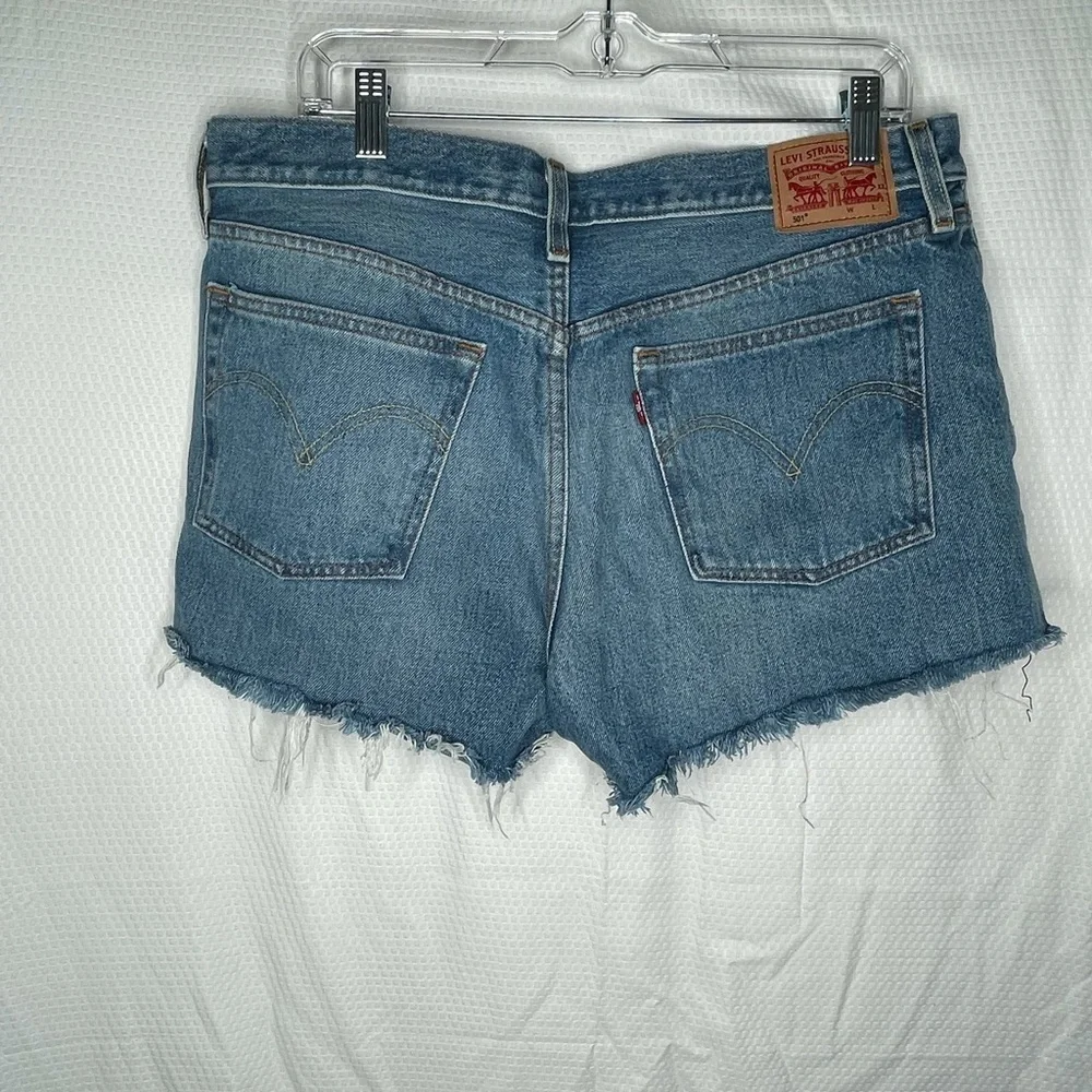 Levi’s 501 Cutoff Denim Shorts High Rise Button Fly Distressed size 32
